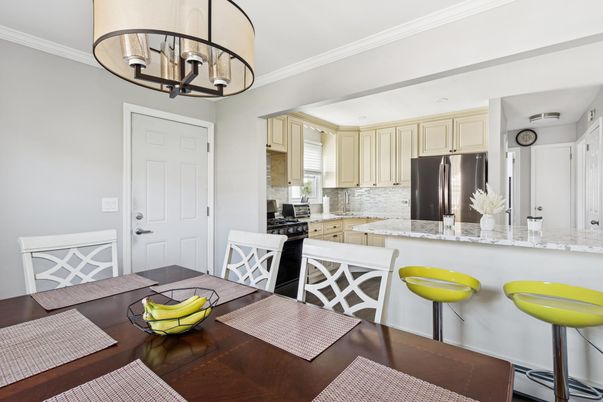 Chandelier, Dining room, Interior, Kitchen, Stainless Steel Appliances