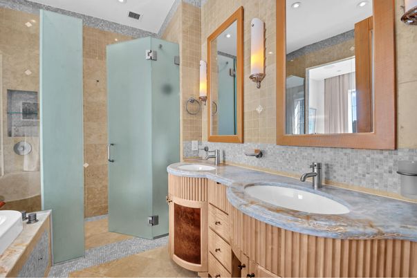 Bathroom, Dual Sink Vanities, Interior, Recessed Lighting