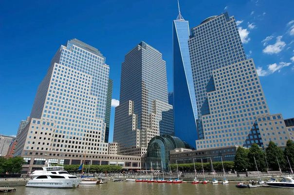 Exterior, Facade, Lake, Highrise