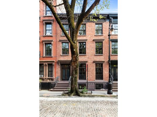 Exterior, Facade, Brick Facade, Rowhouse