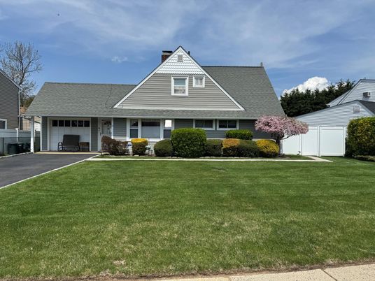 Attached, Exterior, Facade, Cape Cod