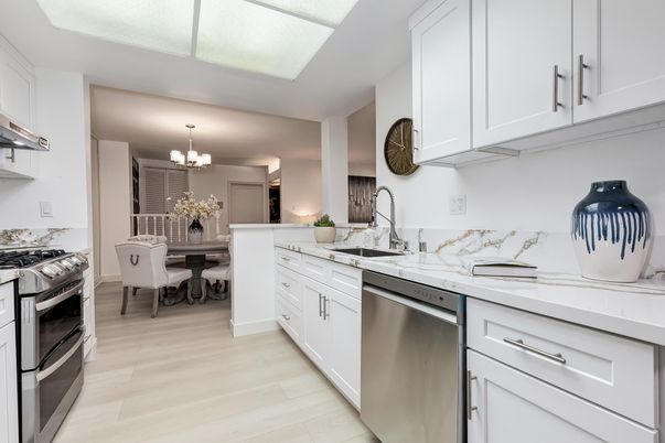 Chandelier, Dining room, Interior, Kitchen, Stainless Steel Appliances, Wood Texture Flooring