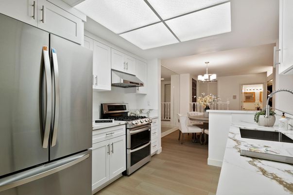 Chandelier, Dining room, Interior, Kitchen, Stainless Steel Appliances, Wood Texture Flooring
