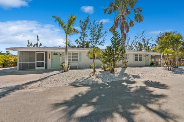 Exterior, Facade, Ranch