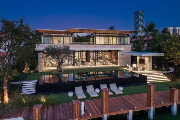 Backyard, Exterior, Facade, Pool, Modern