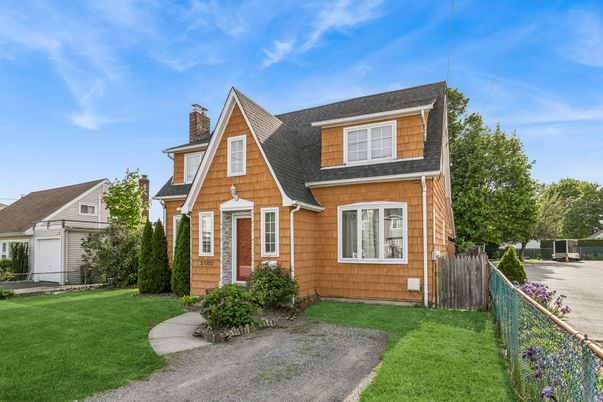 Exterior, Facade, Cape Cod