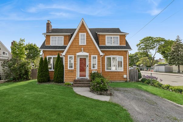 Exterior, Facade, Cape Cod