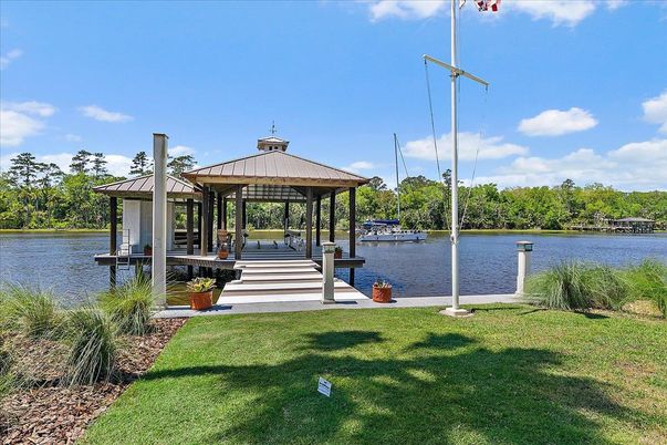 Exterior, Lake