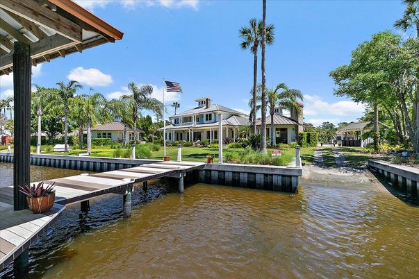 Exterior, Lake