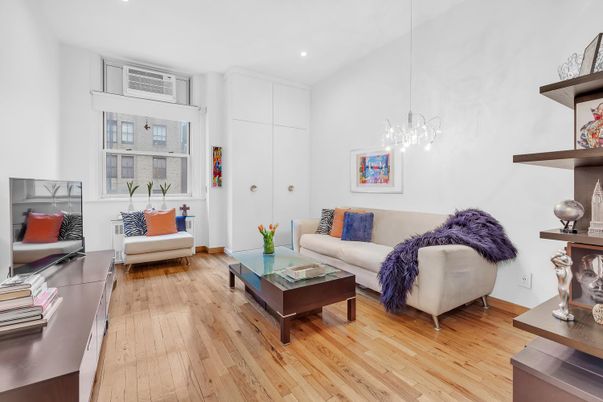 Interior, Living room, Pendant Lights, Recessed Lighting, Wood Texture Flooring