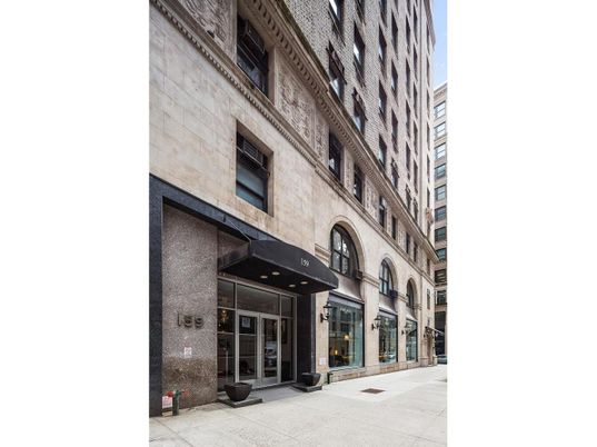 Exterior, Facade, Brick Facade, Chicago School