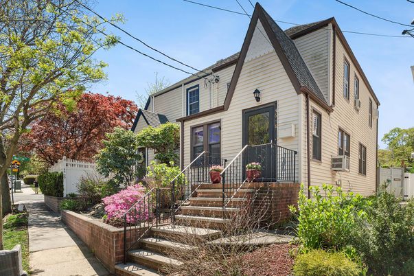 Exterior, Facade, Queen Anne Victorian