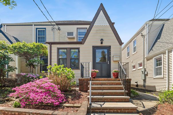 Exterior, Facade, Queen Anne Victorian