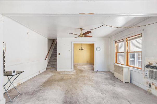 Empty room, Interior