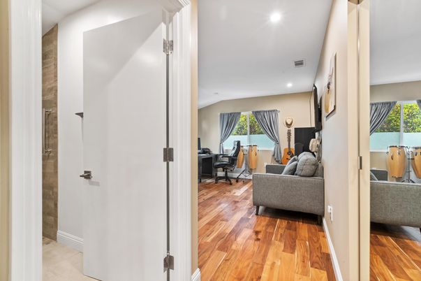 Interior, Recessed Lighting, Wood Texture Flooring