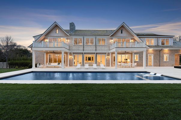 Exterior, Facade, Pool, Farmhouse