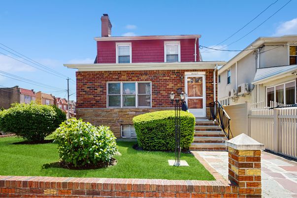 Exterior, Facade, Brick Facade, American Foursquare
