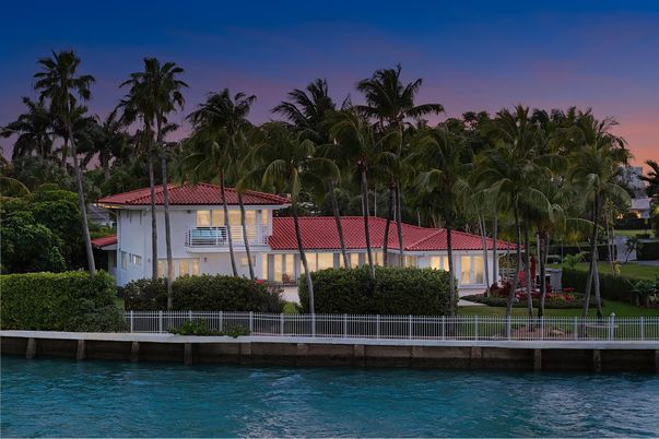Exterior, Facade, Lake, Mediterranean
