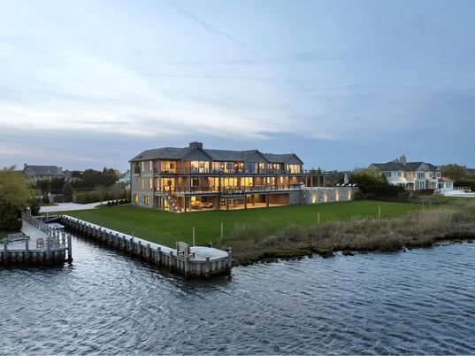 Exterior, Lake