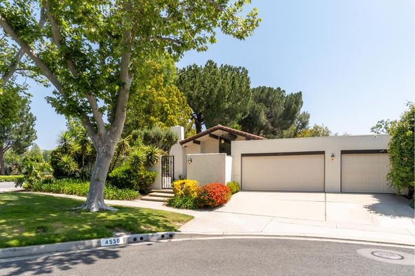 Attached, Exterior, Facade, Ranch