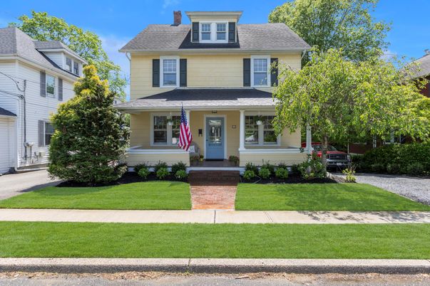 Exterior, Facade, American Foursquare