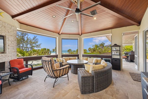 Exterior, Living room, Recessed Lighting, Water