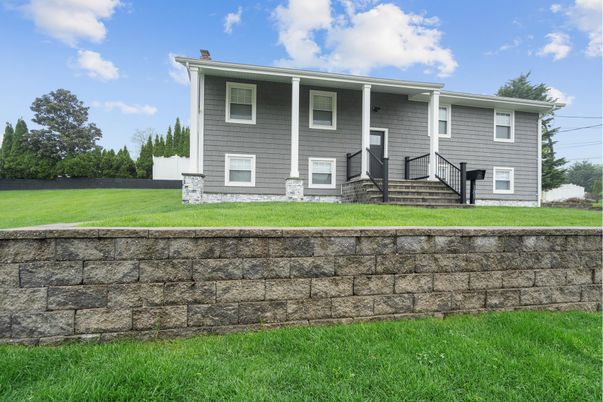 Exterior, Facade, Raised Ranch