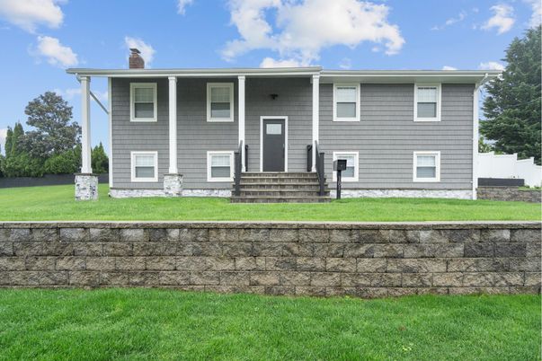 Exterior, Facade, Raised Ranch