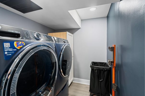 Interior, Recessed Lighting, Washer, Wood Texture Flooring