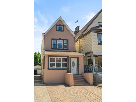 Exterior, Facade, Queen Anne Victorian