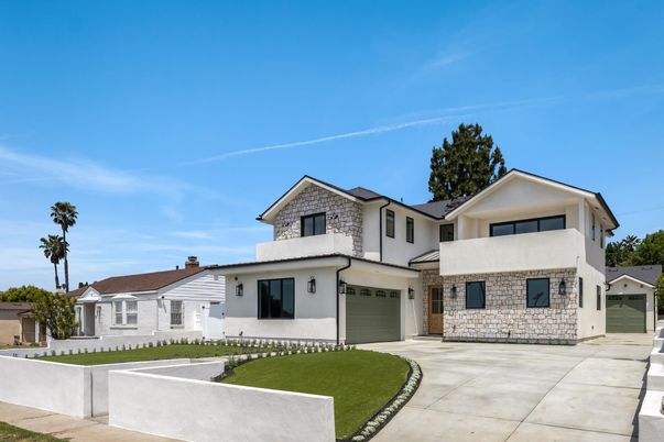 Attached, Exterior, Facade, Farmhouse