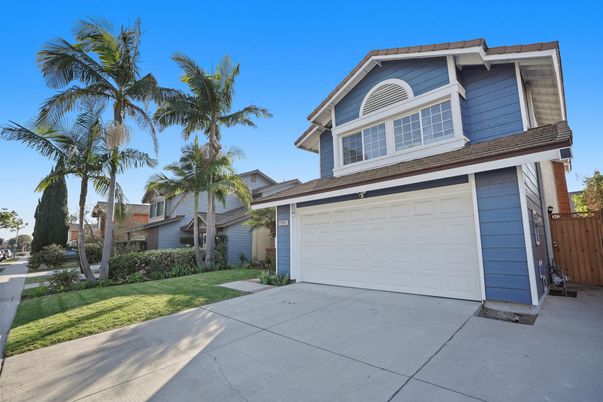 Attached, Exterior, Facade, American Craftsman