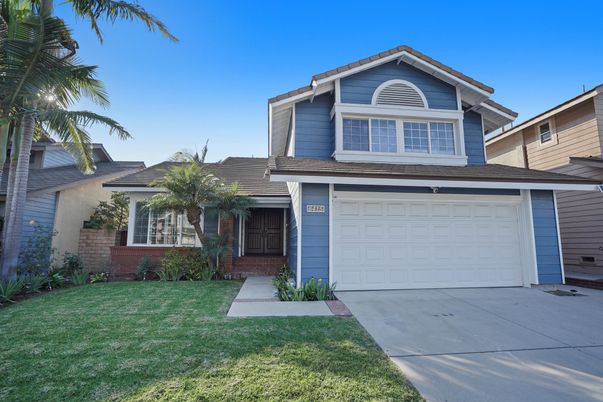 Attached, Exterior, Facade, American Craftsman