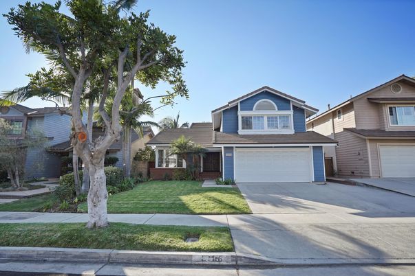 Attached, Exterior, Facade, American Craftsman