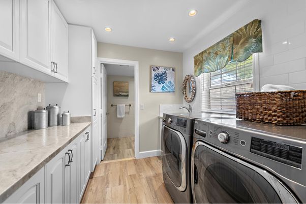 Interior, Recessed Lighting, Washer, Wood Texture Flooring