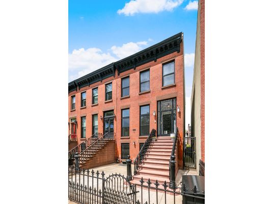 Exterior, Facade, Rowhouse