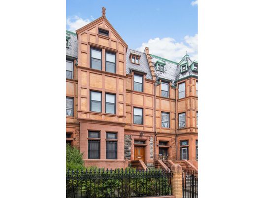 Exterior, Facade, Rowhouse