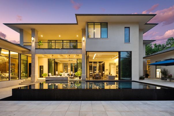 Exterior, Facade, Pool, Modern