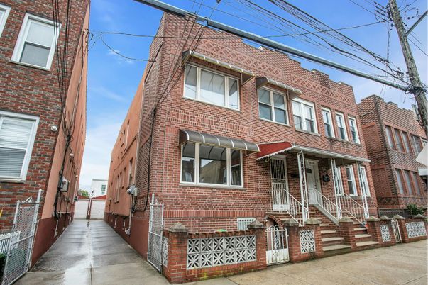 Exterior, Facade, Brick Facade, Rowhouse