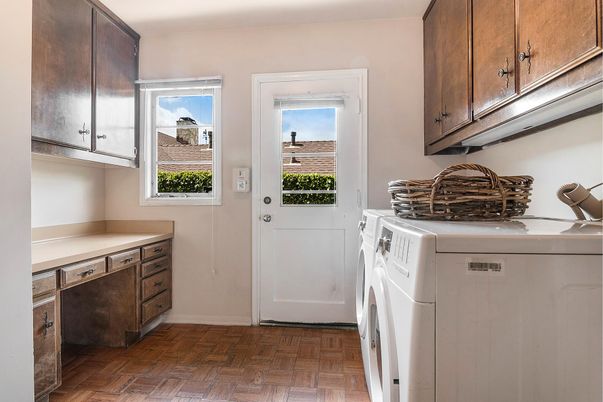 Interior, Washer, Wood Texture Flooring
