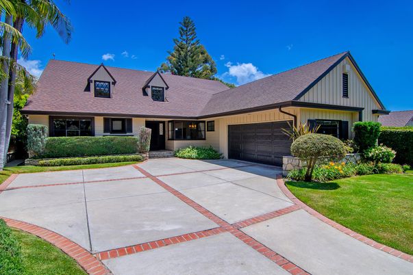Attached, Exterior, Facade, Farmhouse
