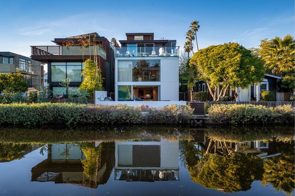 Exterior, Facade, Lake, Modern