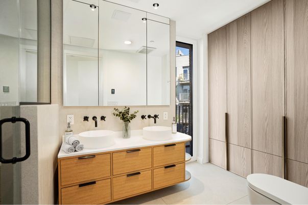 Bathroom, Dual Sink Vanities, Interior, Recessed Lighting