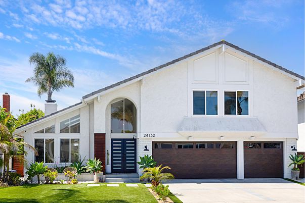 Attached, Exterior, Facade, Modern