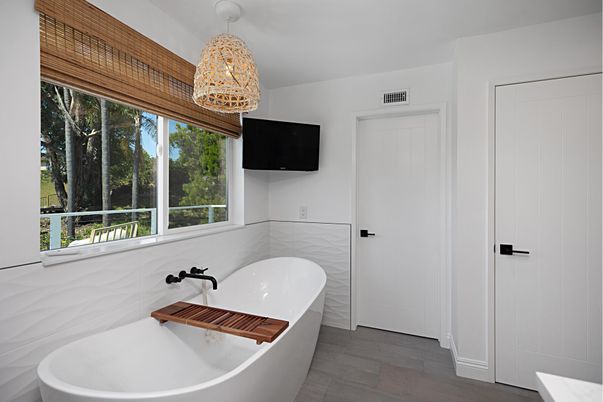 Bathroom, Chandelier, Free Standing Baths, Interior