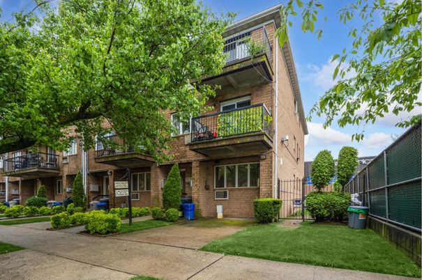 Exterior, Facade, Brick Facade, Rowhouse