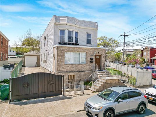 Exterior, Facade, Brick Facade, Rowhouse