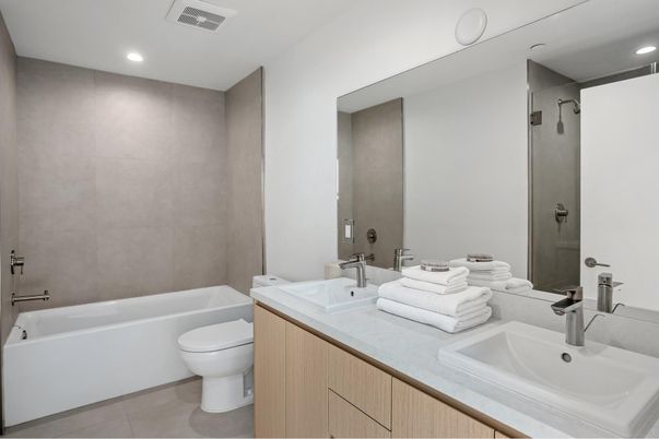 Bathroom, Dual Sink Vanities, Interior, Recessed Lighting