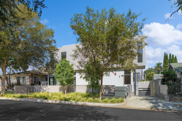 Exterior, Facade, Modern