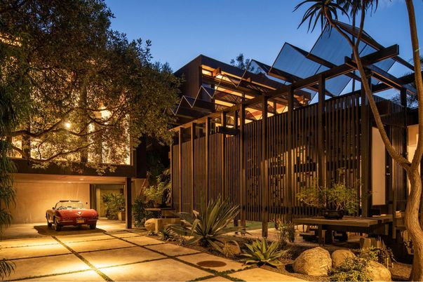 Exterior, Facade, Modern